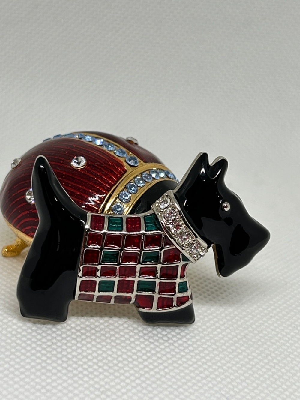 Vintage Black Scottie Dog Brooch with Red & Green Enamel and Rhinestone Collar - Picture 3 of 4